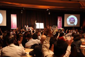 Robert Kiyosaki polls the audience to make sure everyone understands